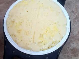 13、无敌巨好吃の奶酪华夫饼,再将剩余的面糊均匀的倒在烤炉内。