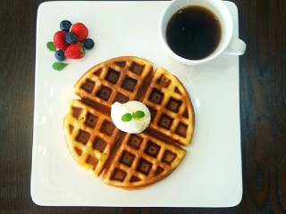 15、无敌巨好吃の奶酪华夫饼,出锅，摆盘食用即可。可加冰淇淋、水果、蜂蜜、巧克力酱食用，单吃同样也很美味。