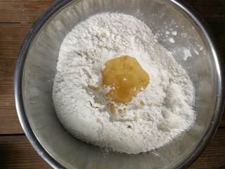 2、年味～花式炸麻叶,面粉里加入玉米油