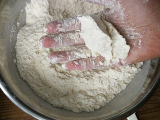 3、年味～花式炸麻叶,混合均匀，用手一团不会轻易散开