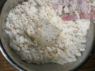 5、年味～花式炸麻叶,加入清水（最好不要一次性加入，先预留10g出来，看面团情况再决定是否需要加完）