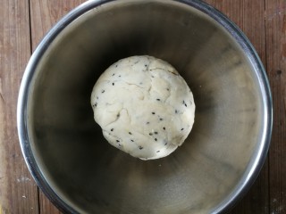 6、年味～花式炸麻叶,用手和成一个很硬的面团（面团能成团即可，麻叶面团不能很湿很软），然后将面团放入保鲜袋进行松弛，松弛半小时后取出再揉5分钟，面团就会变得光滑，然后继续放入保鲜袋松弛两个小时左右