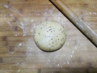 7、年味～花式炸麻叶,松弛两小时后取出面团，放在大的面板上，面板撒适量面粉防粘，然后用擀面杖将面团慢慢推开推大