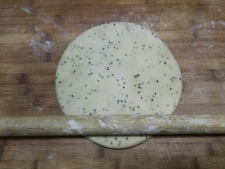 8、年味～花式炸麻叶,面团推开至两倍大直径的圆形