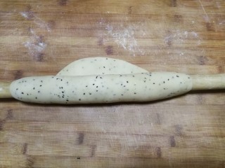 9、年味～花式炸麻叶,然后用擀面杖从一端卷起，开始擀面，擀面期间要不时地展开掉转方向擀，使面团越来越薄、越来越大，同时记得展开后在面团表面撒粉防粘，然后继续擀面