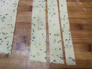 11、年味～花式炸麻叶,将圆形面片折叠后，借助擀面杖或长直尺切出长条形，分别切出2指宽、3指宽、4指宽的长条