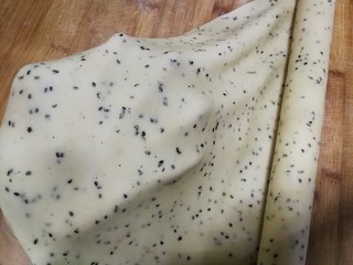 10、年味～花式炸麻叶,十几个回合后，将面团擀成薄薄的圆形面片