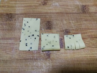 13、年味～花式炸麻叶,3指宽的长条也切成5cm左右的小段，对折后用刀先在中间切一刀，然后分别在两边各再切一刀，一共三刀