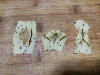 14、年味～花式炸麻叶,与2指宽的麻叶整形方法一样，切3刀后的面片展开后，上部从中间的切口穿进去再拉出来，一个3指宽的麻叶整形做好了