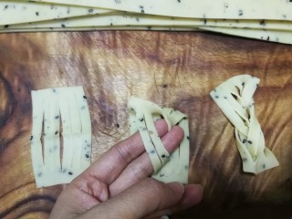 15、年味～花式炸麻叶,这是3指宽的另一种整形方法，把面片切5刀，然后拎起第二和第三股，再把顶部面片穿过第二和第三股后翻出来