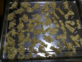 18、年味～花式炸麻叶,做好的麻叶生坯，此方做了图中两盘，之前一盘稍多些未拍图