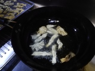 19、年味～花式炸麻叶,锅中加入适量玉米油，大火烧至筷子蘸进去起大泡后转小火，将做好的麻叶生坯依次放入炸制，两面金黄即捞出