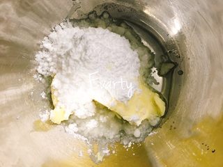 2、玛格丽特小饼干,软化好的黄油、色拉油、糖粉、淡奶油加在一起用打蛋器搅拌