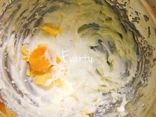 4、玛格丽特小饼干,加入蛋黄，压碎搅拌均匀