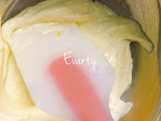 6、玛格丽特小饼干,加入盐，继续搅拌