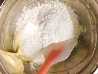 7、玛格丽特小饼干,筛入低粉、淀粉，用刮刀翻拌