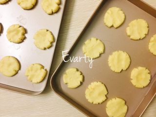 13、玛格丽特小饼干,用手把小圆团压扁