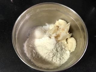 1、金沙奶黄馅老婆饼,油皮材料全部放入盆里。