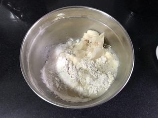 2、金沙奶黄馅老婆饼,冲入60克开水。