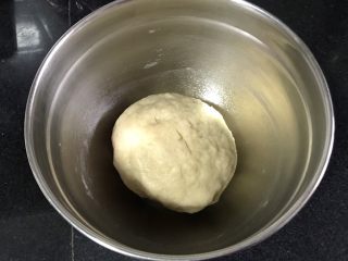 4、金沙奶黄馅老婆饼,和成光滑面团,不必出膜,盖上保鲜膜醒半小时。