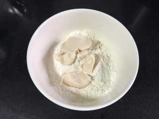 5、金沙奶黄馅老婆饼,油酥材料全部放一起。