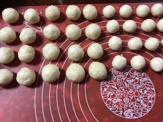 7、金沙奶黄馅老婆饼,油皮面团和油酥面团都平分成16份,我做的多,因为我加量做的,方子里的量就是16个的。