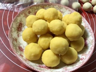 8、金沙奶黄馅老婆饼,事先准备好的金沙奶黄馅,20克一个搓成球备用。