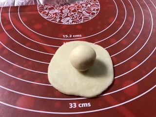 9、金沙奶黄馅老婆饼,一个油皮包一个油酥。