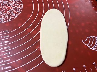 12、金沙奶黄馅老婆饼,取一个包好的面团擀成牛舌状。