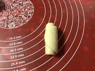 13、金沙奶黄馅老婆饼,从一头卷起。