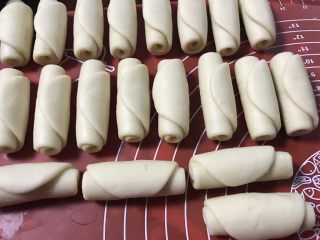 14、金沙奶黄馅老婆饼,全部做好,过程中加盖保鲜膜,醒15分钟。