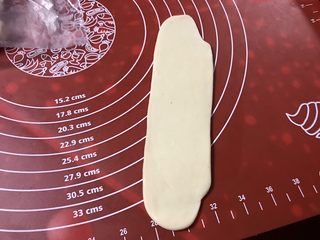 15、金沙奶黄馅老婆饼,按顺序取一个擀成长条,不要太长,容易混酥。