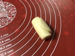 16、金沙奶黄馅老婆饼,从一头卷起。