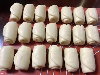 17、金沙奶黄馅老婆饼,全部做好,过程中加盖保鲜膜,醒15分钟。