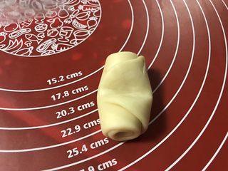 18、金沙奶黄馅老婆饼,按顺序取一个把中间按扁。