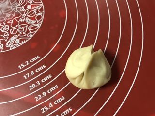 19、金沙奶黄馅老婆饼,两边往中间捏紧。