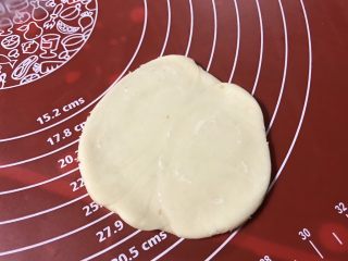 20、金沙奶黄馅老婆饼,按扁擀成面皮。