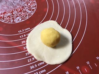 21、金沙奶黄馅老婆饼,包一个奶黄馅。
