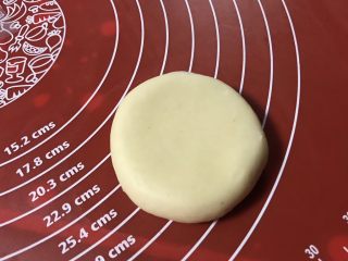 23、金沙奶黄馅老婆饼,按扁,略微用擀面杖擀平整,放入烤盘。