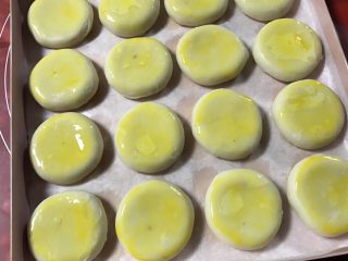 25、金沙奶黄馅老婆饼,刷一层蛋黄液。