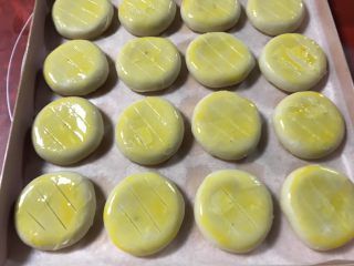 26、金沙奶黄馅老婆饼,用锋利的小刀每一个划三刀。