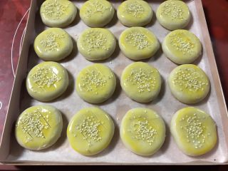 27、金沙奶黄馅老婆饼,撒上白芝麻,多少自己看着办。