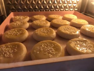 28、金沙奶黄馅老婆饼,放入预热好的烤箱180度15分钟。
