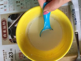 2、蔓越莓蛋挞,在干净的碗里放入淡奶油糖粉牛奶搅拌均匀