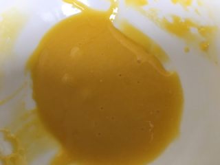 3、蔓越莓蛋挞,蛋黄中分次筛入面粉搅拌均匀