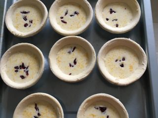 5、蔓越莓蛋挞,倒入蛋挞皮内