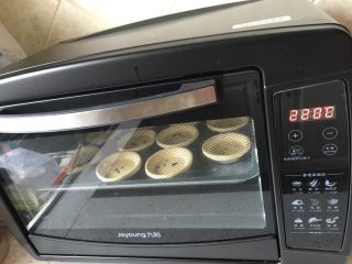 6、蔓越莓蛋挞,放入预热好的烤箱上下火200度23分钟