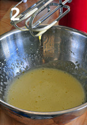 2、原味鸡蛋仔 ,立即用电动打蛋器，中高速打发至颜色发白、体积膨胀