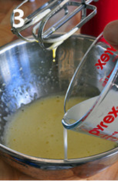 3、原味鸡蛋仔 ,加入牛奶，继续低速打发至混合均匀