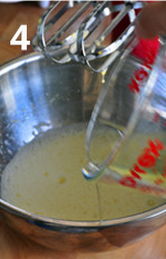 4、原味鸡蛋仔 ,加入清水河色拉油，继续低速打发均匀